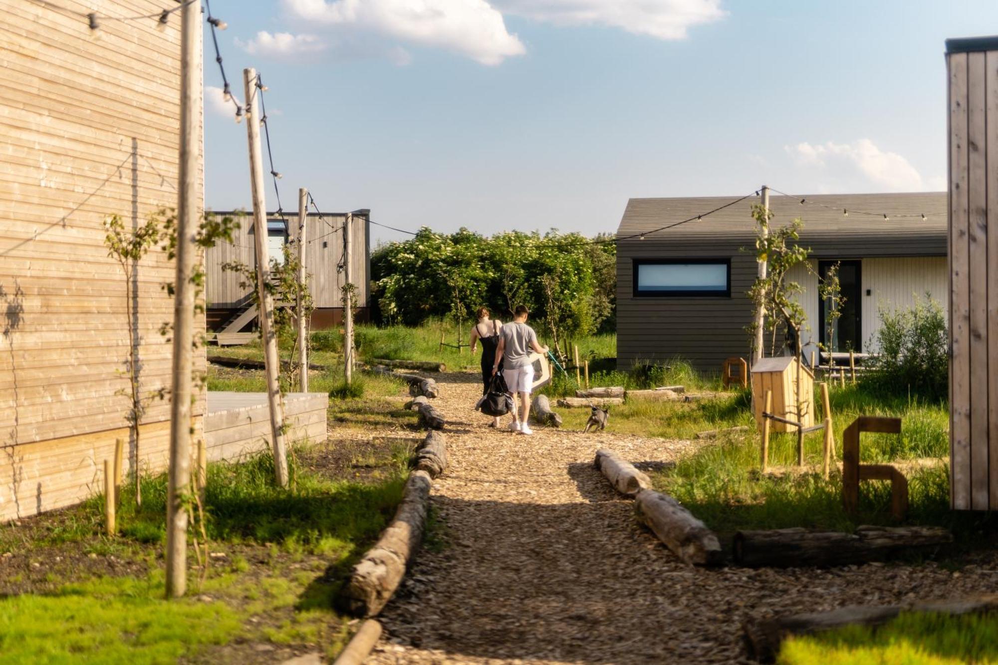 Basecamp Tiny House Eco-Resort Ijmuiden エイマイデン エクステリア 写真