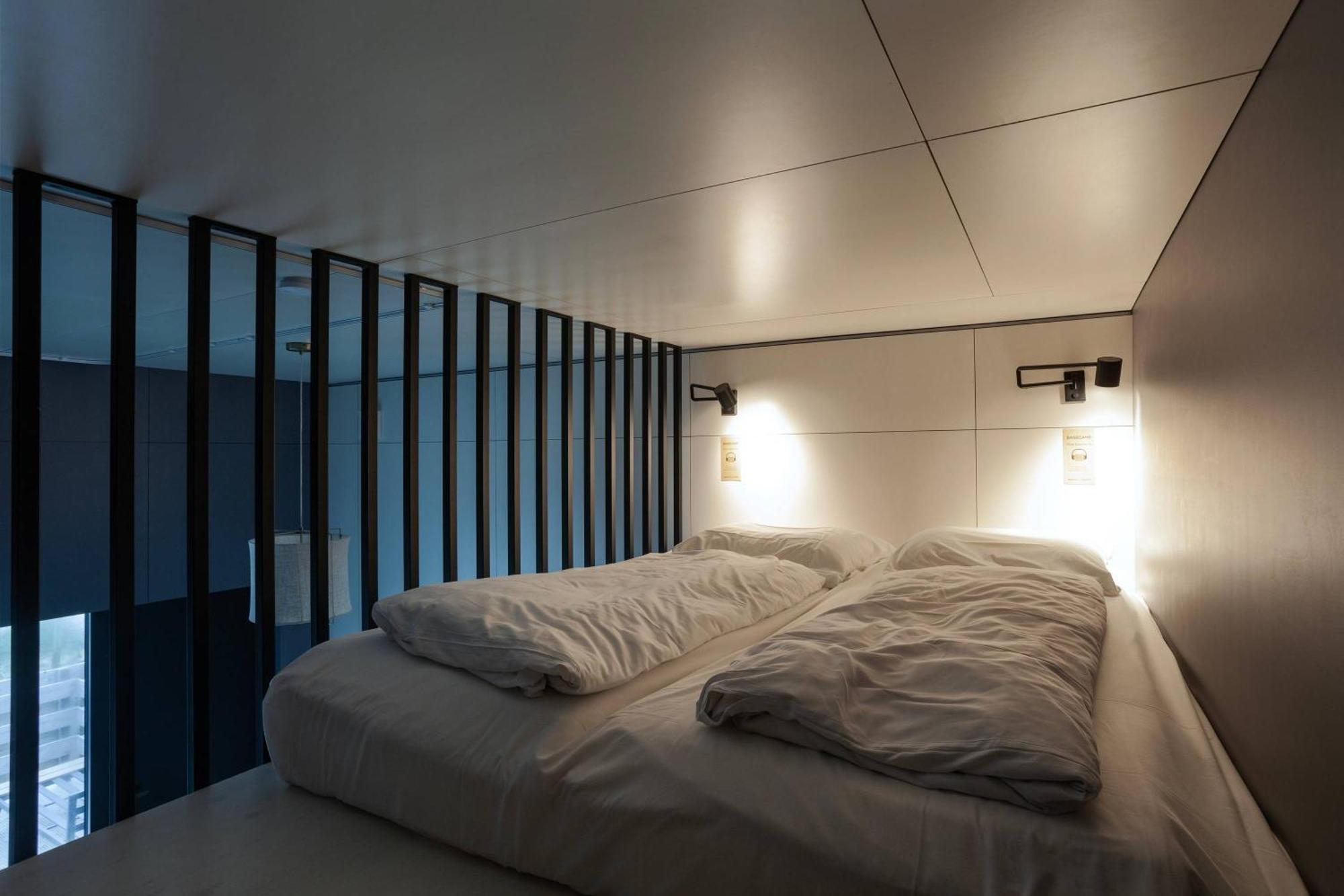 Basecamp Tiny House Eco-Resort Ijmuiden エイマイデン エクステリア 写真