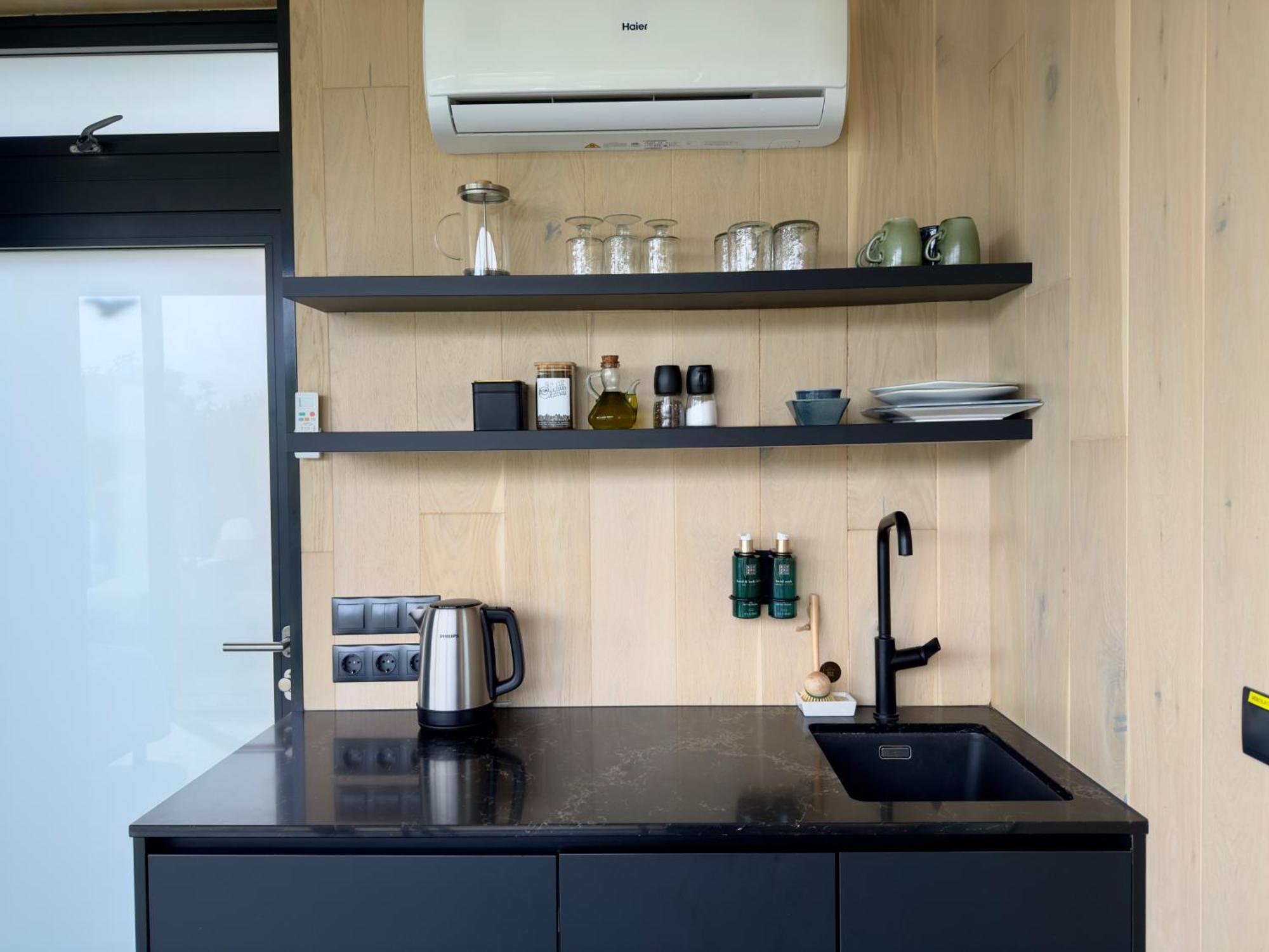 Basecamp Tiny House Eco-Resort Ijmuiden エイマイデン エクステリア 写真