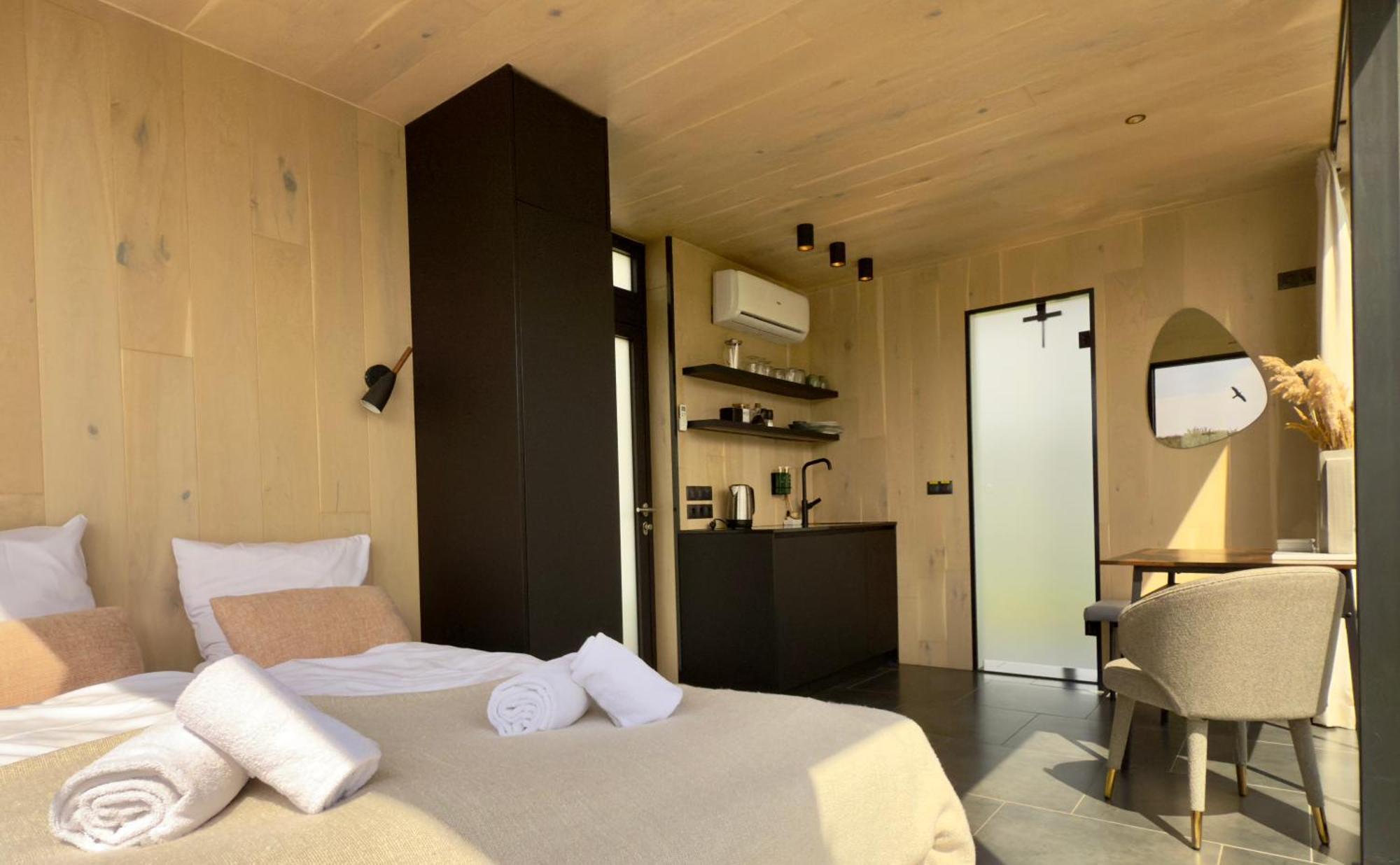 Basecamp Tiny House Eco-Resort Ijmuiden エイマイデン エクステリア 写真